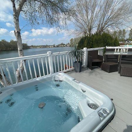 Lakeside Retreat 4 With Hot Tub, Private Fishing Peg Situated At Tattershall Lakes Country Park Экстерьер фото