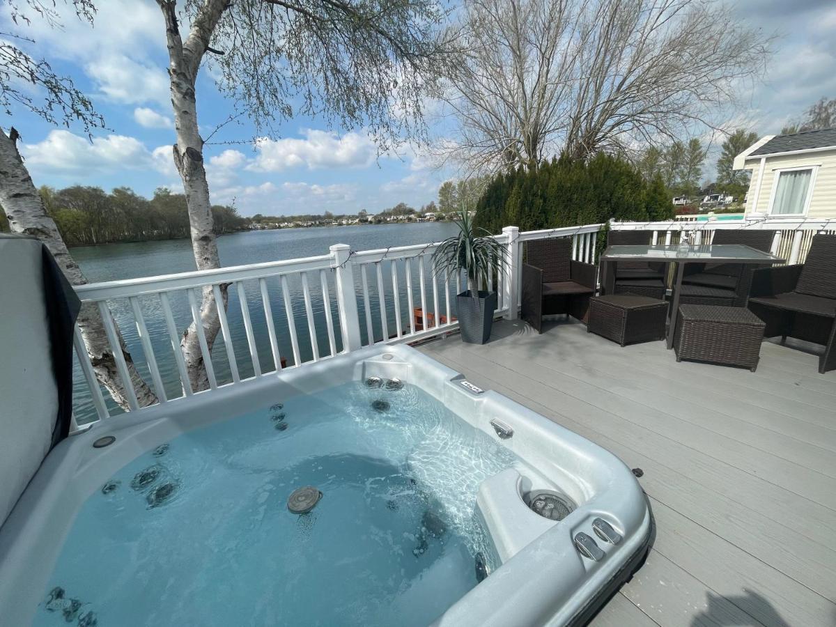Lakeside Retreat 4 With Hot Tub, Private Fishing Peg Situated At Tattershall Lakes Country Park Экстерьер фото
