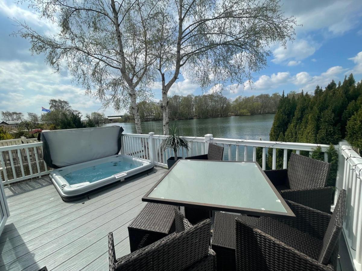 Lakeside Retreat 4 With Hot Tub, Private Fishing Peg Situated At Tattershall Lakes Country Park Экстерьер фото
