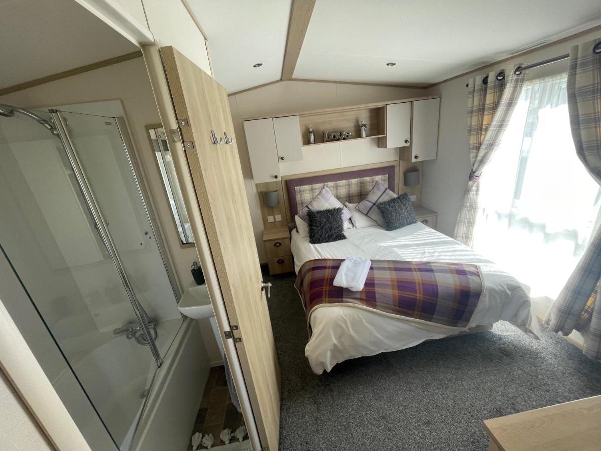 Lakeside Retreat 4 With Hot Tub, Private Fishing Peg Situated At Tattershall Lakes Country Park Экстерьер фото