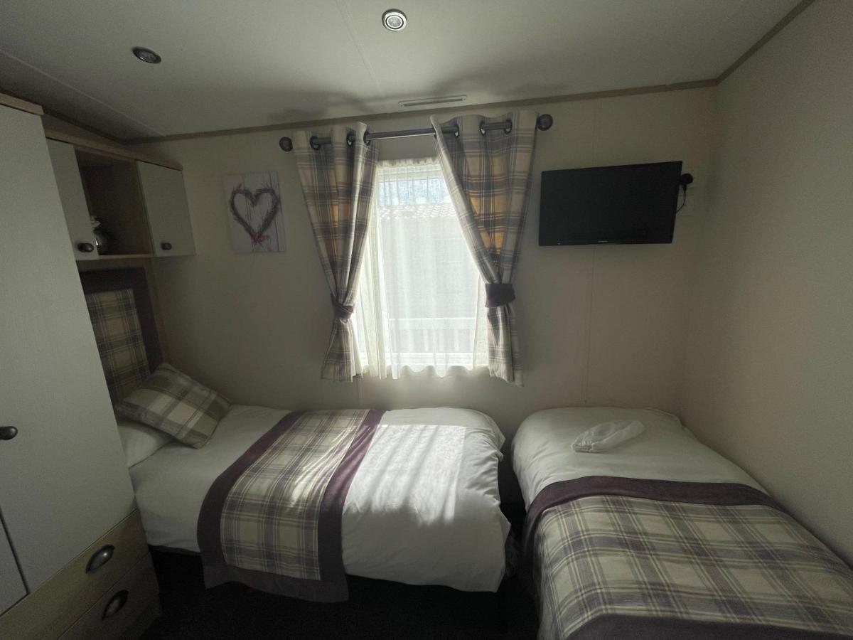 Lakeside Retreat 4 With Hot Tub, Private Fishing Peg Situated At Tattershall Lakes Country Park Экстерьер фото