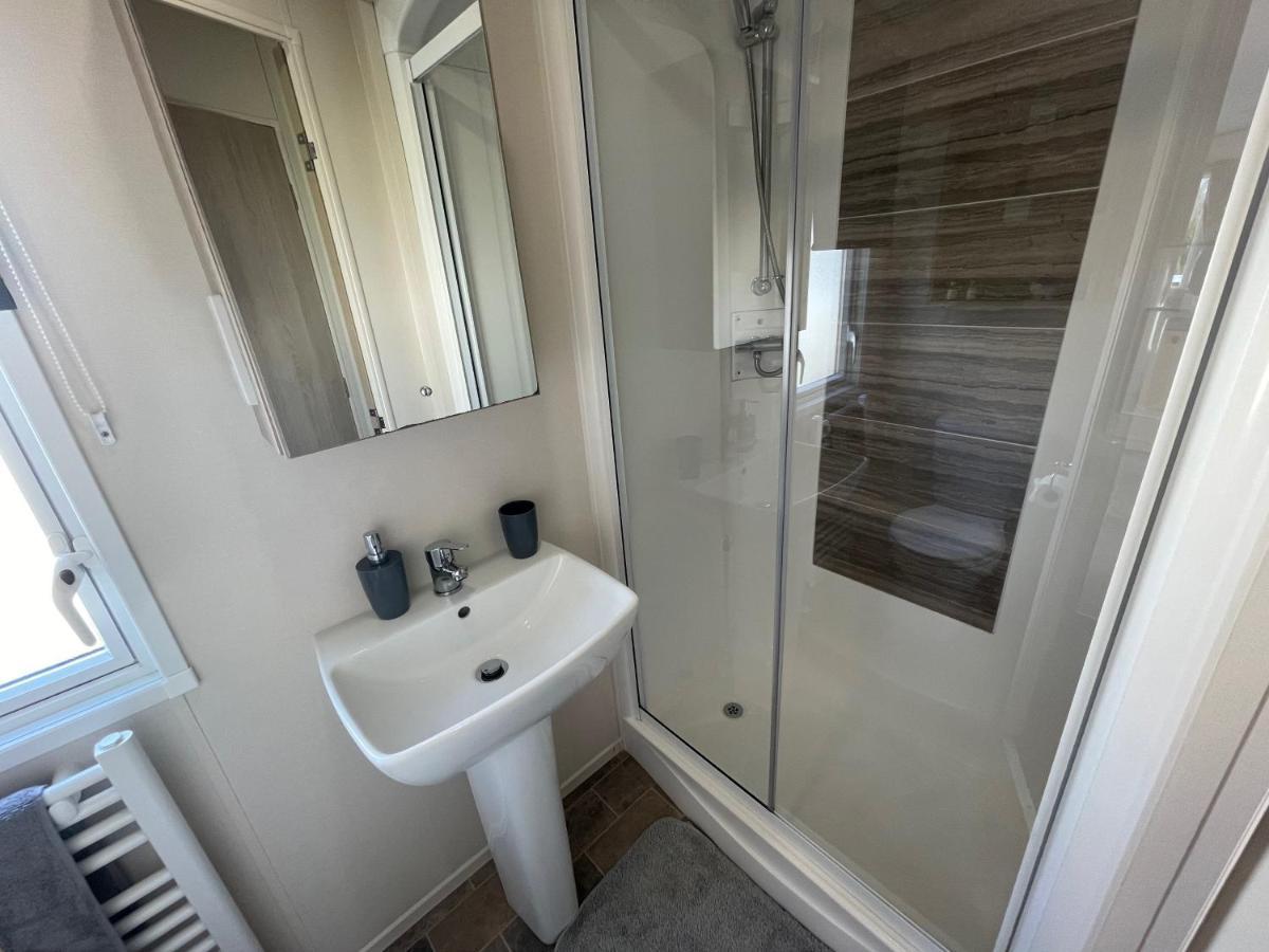 Lakeside Retreat 4 With Hot Tub, Private Fishing Peg Situated At Tattershall Lakes Country Park Экстерьер фото