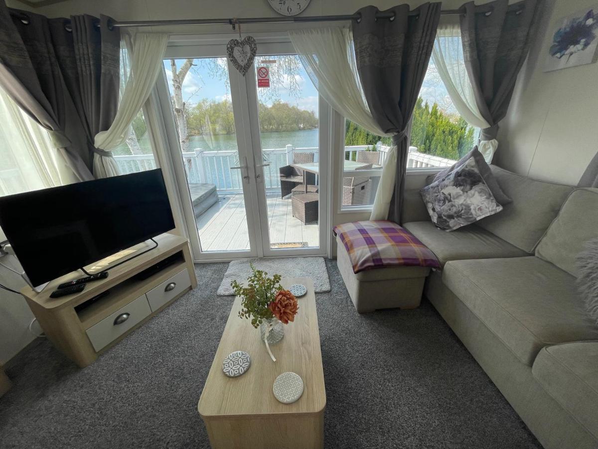 Lakeside Retreat 4 With Hot Tub, Private Fishing Peg Situated At Tattershall Lakes Country Park Экстерьер фото