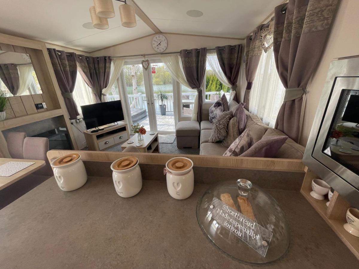 Lakeside Retreat 4 With Hot Tub, Private Fishing Peg Situated At Tattershall Lakes Country Park Экстерьер фото